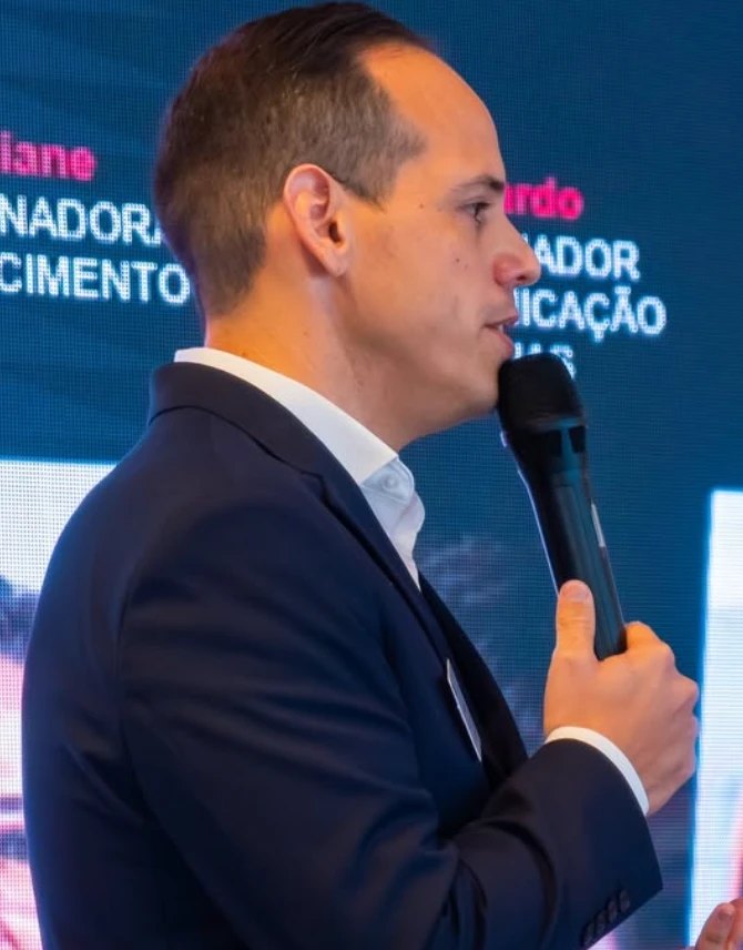 Jonahtan Nogueira palestrando em evento